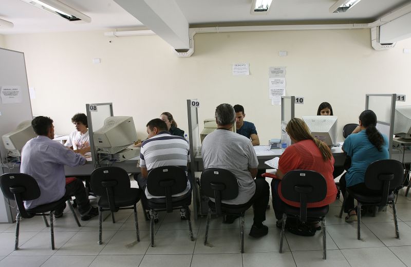 Segundo Procon-PR, mais de 21,6 mil consumidores procuraram o órgão em 2012 para registrar queixas formais contra bancos e telefonia | Jonathan Campos / Agência de Notícias Gazeta do Povo