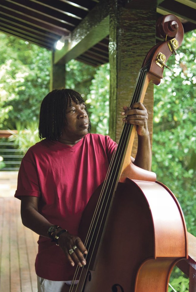 Milton NascimentoAo mesmo tempo em que celebra meio século de carreira, Milton Nascimento faz 70 anos. Para comemorar tudo em grande estilo, viaja pelo país com o show Uma Travessia, cuja apresentação no Guairão está marcada para 18 de maio. Como o próprio título anuncia, o espetáculo reúne 23 canções das várias fases da carreira de Pituca, apelido do compositor e cantor, desde os tempos do Clube da Esquina, e conta com a participação fixa de Lô Borges nas apresentações |