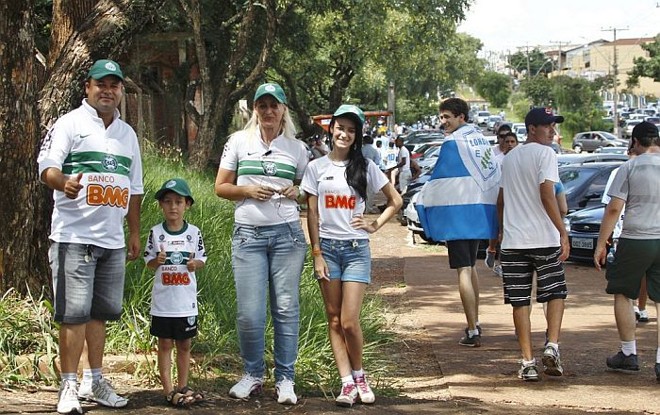 Família torcedora do Coritiba vai ao Café acompanhar o time na decisão do turno com o Londrina | 