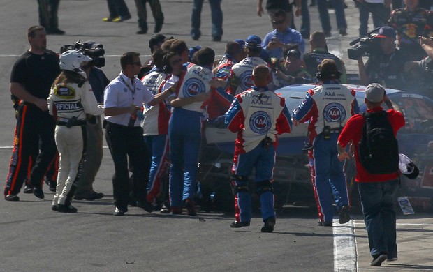 Após o término da corrida, Tony Stewart tentou agredir Joey Logano. |