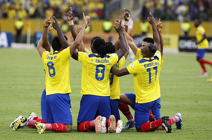 Equatorianos comemoram um dos gols da goleada sobre o Paranaguai | Gary Granja / Reuters