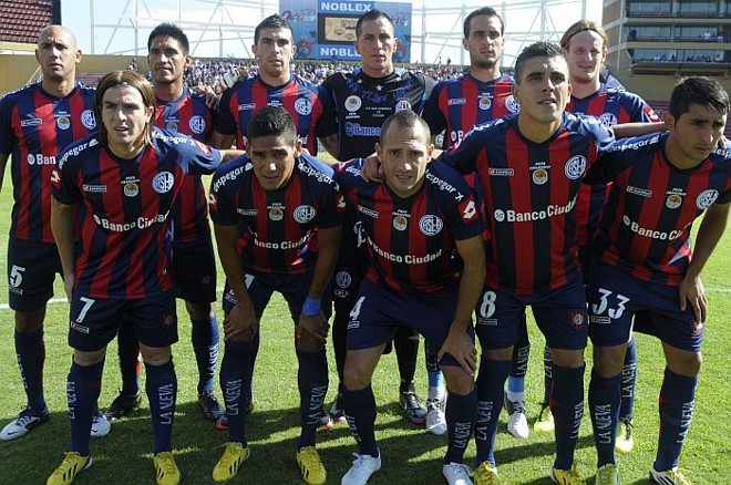 Camisa com homenagem ao papa Franciso, torcedor do San Lorenzo, deu sorte à equipe diante do Colón |
