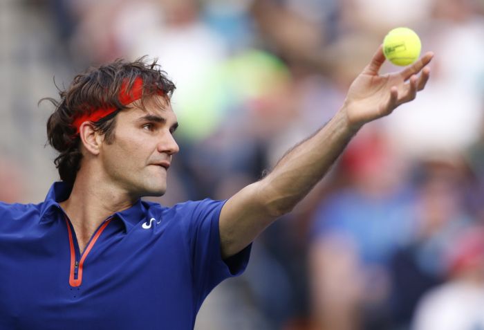 Federer saca na partida deste sábado contra Istomin em Indian Wells | Danny Moloshok / Reuters