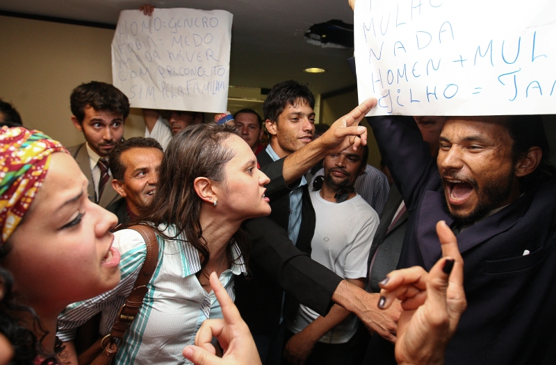 Até ser fechada para os manifestantes, sessão da comissão foi tensa, com confronto entre militantes a favor e contra Feliciano | Sérgio Lima/Folhapress
