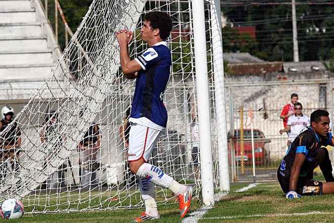 Wellington comemora gol do Paraná diante do Paranavaí | 