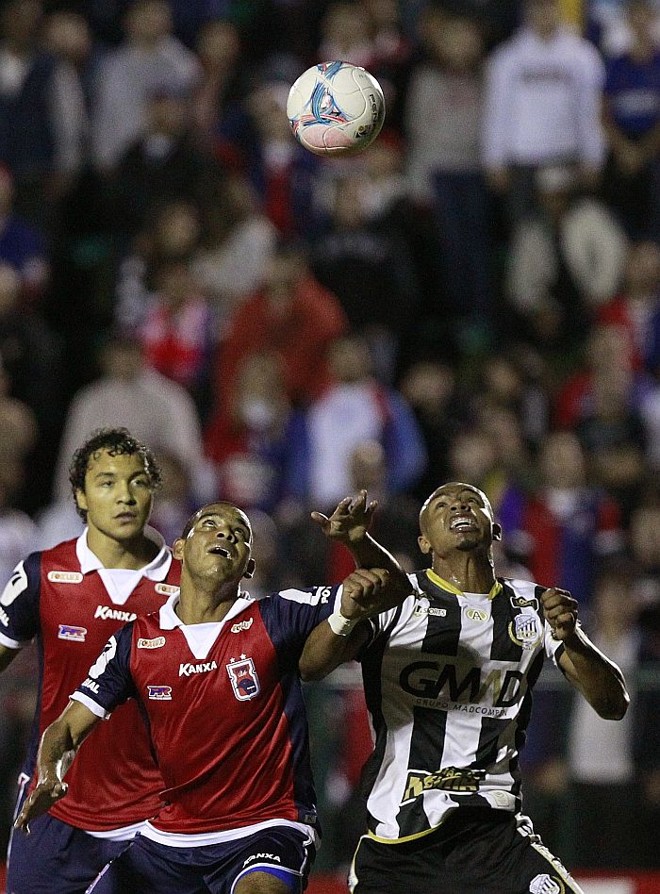 Paranista Gilton em jogada aérea na partida contra o Operário | 