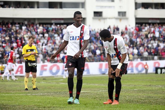 Douglas Coutinho comemora o segundo gol do Atlético contra o Paraná | 