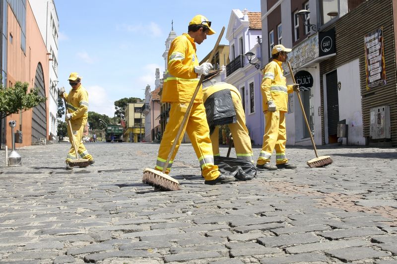 Por volta das 11h, cerca de 30 garis finalizavam o trabalho de limpeza que já havia sido iniciado por equipes da noite | André Rodrigues/Agência de Notícias Gazeta do Povo
