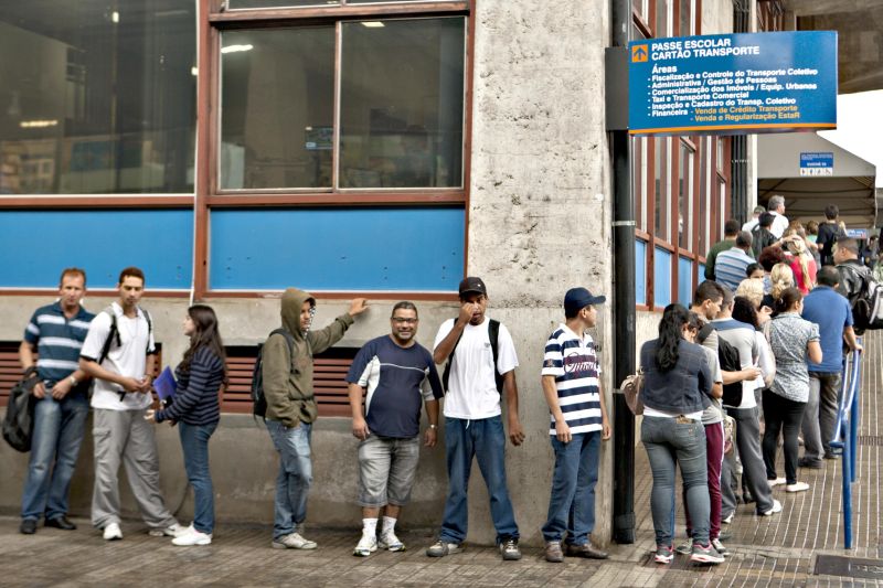 Ontem à tarde, filas chegaram a contar com 150 pessoas, que procuravam antecipar a compra de créditos | Marcelo Andrade/ Gazeta do Povo