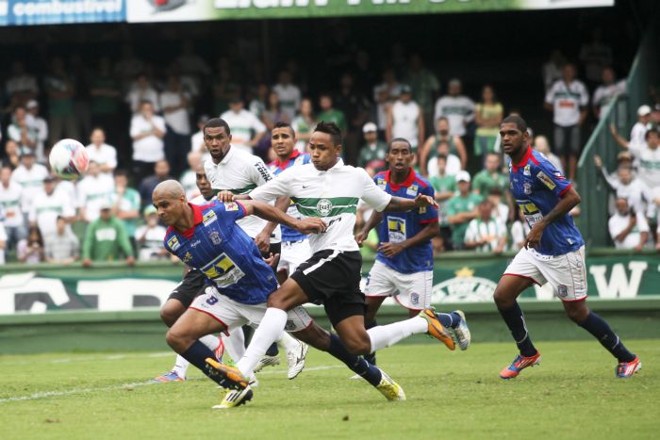 Rafael Silva e Pereira disputam a bola com os jogadores do Cianorte no segundo tempo do jogo |