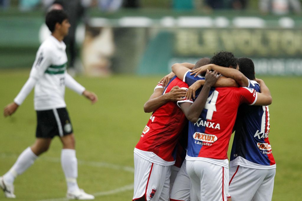 Paranistas se abraçam após o gol de Rubinho | Albari Rosa/Gazeta do Povo