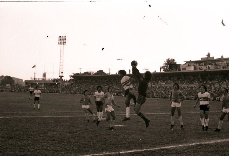 Em 1976 Coritiba e Londrina duelaram no acanhado VGD | Fotos: Arquivo/ Gazeta do Povo