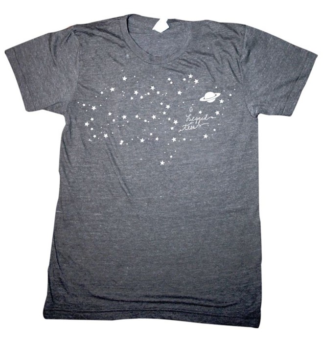 CAMISETA REPELENTE: A 6 Legged Tees criou uma camiseta com repelente que afasta mosquitos e outros insetos. O produto foi desenvolvido com fundos do Kickstarter, maior site de financiamento colaborativo dos Estados Unidos. A camiseta tem o selo da Agência de Proteção Ambiental dos EUA. O repelente dura por 70 lavagens e a camiseta não tem cheiro. Mais informações: 6leggedtees.com | 