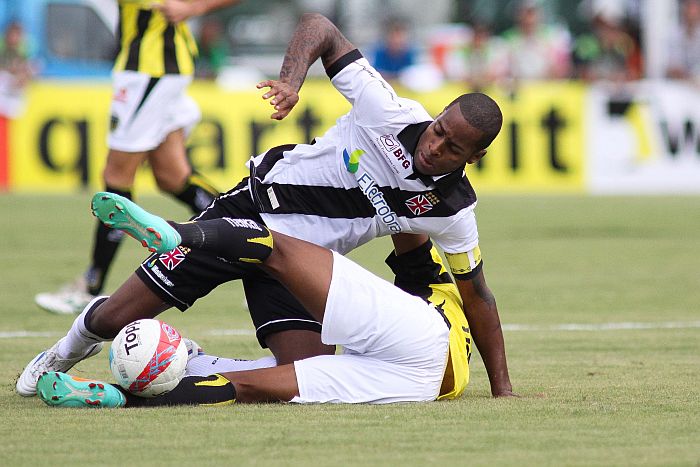 Zagueiro Dedé em lance da derrota do Vasco para o Volta Redonda | Luciano Belford / Folhapress