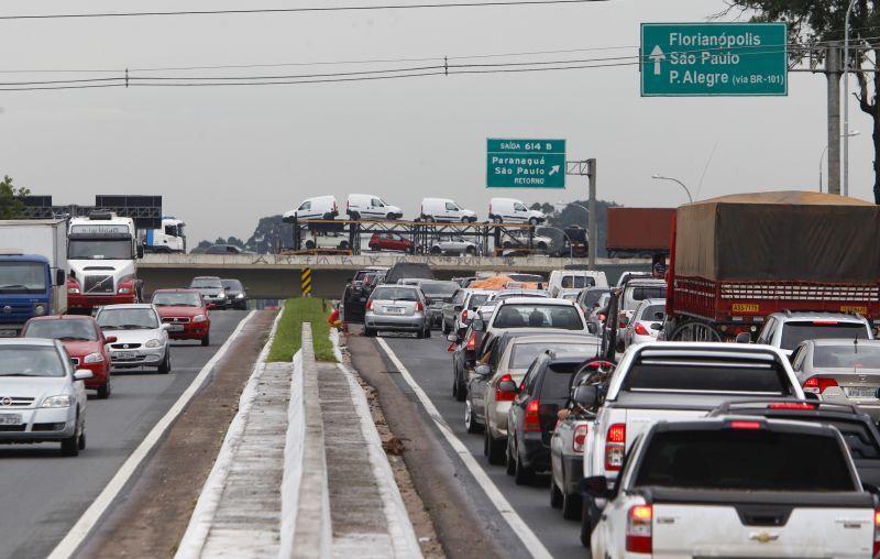 Tráfego de veículos na BR-376, em direção ao litoral de SC, deve ser 25% mais alto em relação ao movimento normal, que é de 800 carros por hora | Daniel Castellano / Agência de Noticias Gazeta do Povo