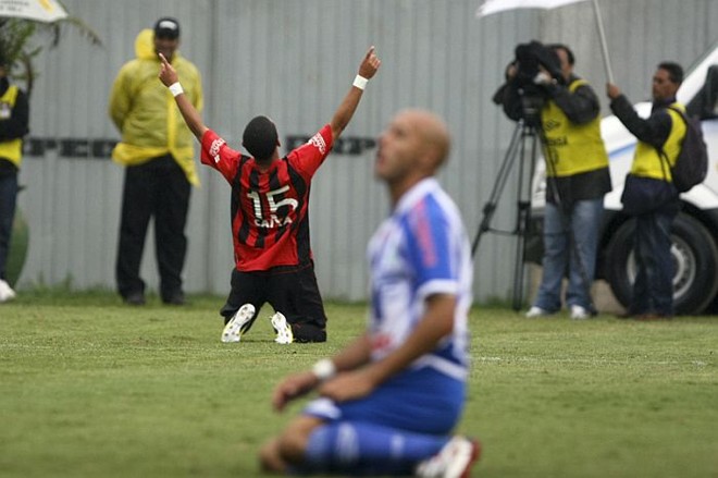 Com a camisa rubro-negra no segundo tempo, Marcos Guilherme comemora o segundo gol na vitória do Atlético sobre o Nacional |