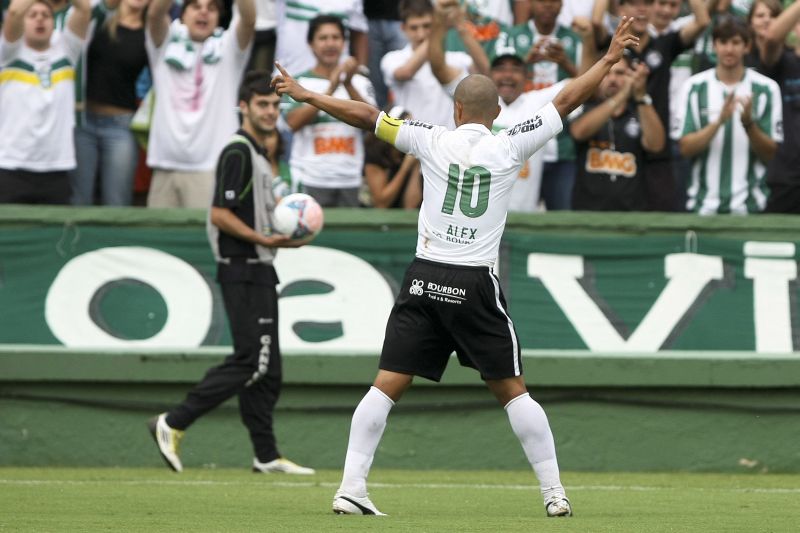 No ritmo do maestro: Alex comemora com a torcida o gol sobre o Cianorte, o sexto do meia no Campeonato Paranaense | André Rodrigues/Gazeta do Povo
