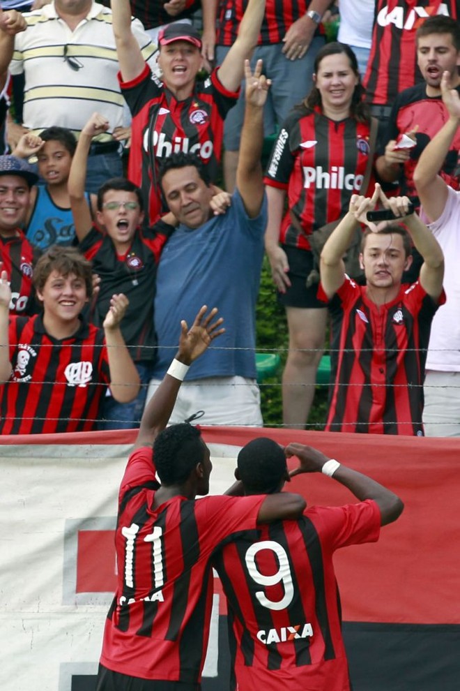 Júnior Barros (9) comemora com Diogo Coutinho o segundo gol atleticano na vitória sobre o Operário |