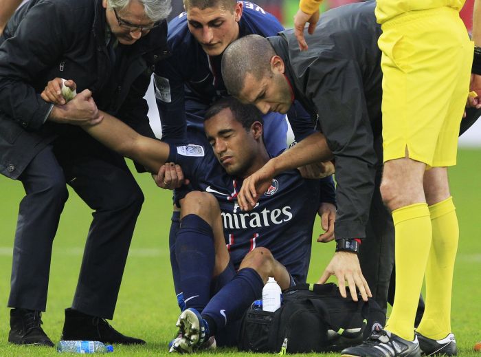 Lucas é atendido após se machucar no jogo do PSG neste sábado | Gonzalo Fuentes / Reuters