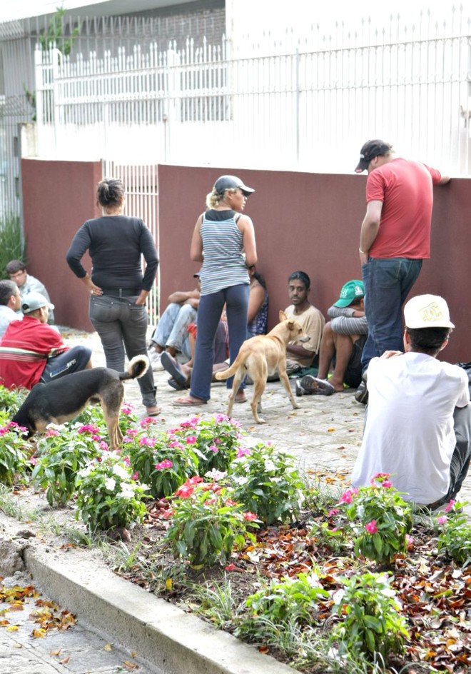 Antes de a casa abrir, frequentadores aguardam pacientemente na calçada |