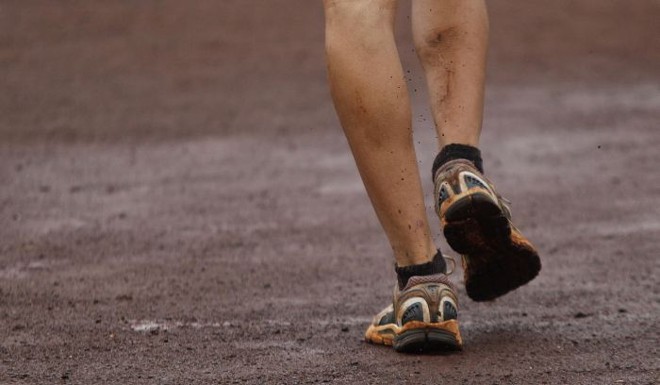 Na marcha atlética o atleta tem que manter pelo menos um dos pés no chão |