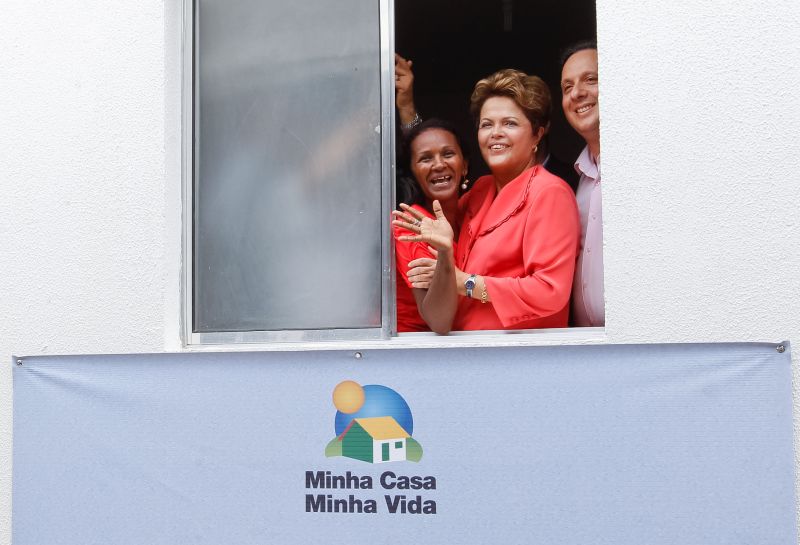 A presidente Dilma Rousseff participou da entrega do residencial Jardim Veneza e de 22 máquinas retroescavadeiras em João Pessoa (PB). Na foto, ela está ao lado da moradora Girlene Monteiro Coelho | Roberto Stuckert Filho / Presidência da República / Divulgação