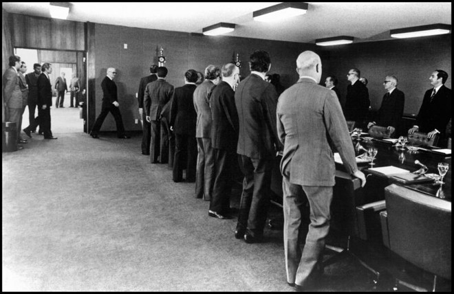 Geisel (de pé, à esquerda) entra para reunião com ministros |