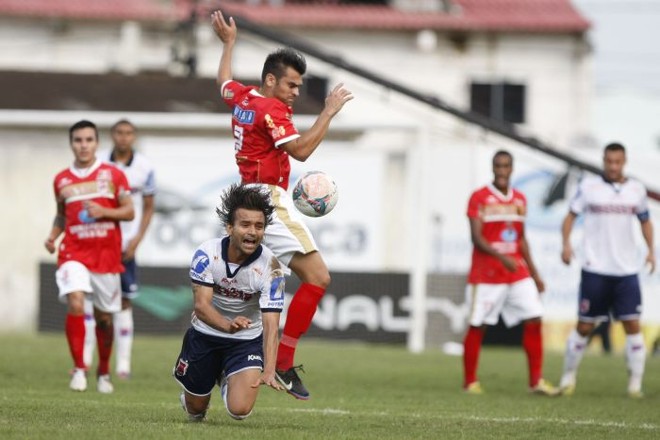 Disputa de bola no meio-campo termina em falta a favor do Tricolor da capital | 