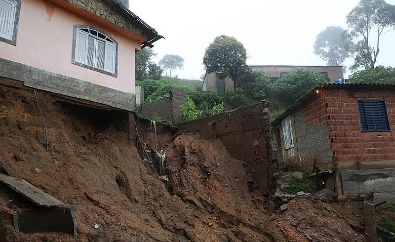 Casas ficam "penduradas" em barranco que desmoronou em Petrópolis, na região serrrana do Rio de Janeiro | EFE/ Marcelo Sayão