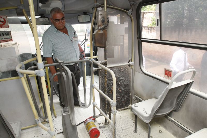 Três jovens jogaram gasolina em veículo, durante a manhã | Roberto Custódio/Gazeta do Povo