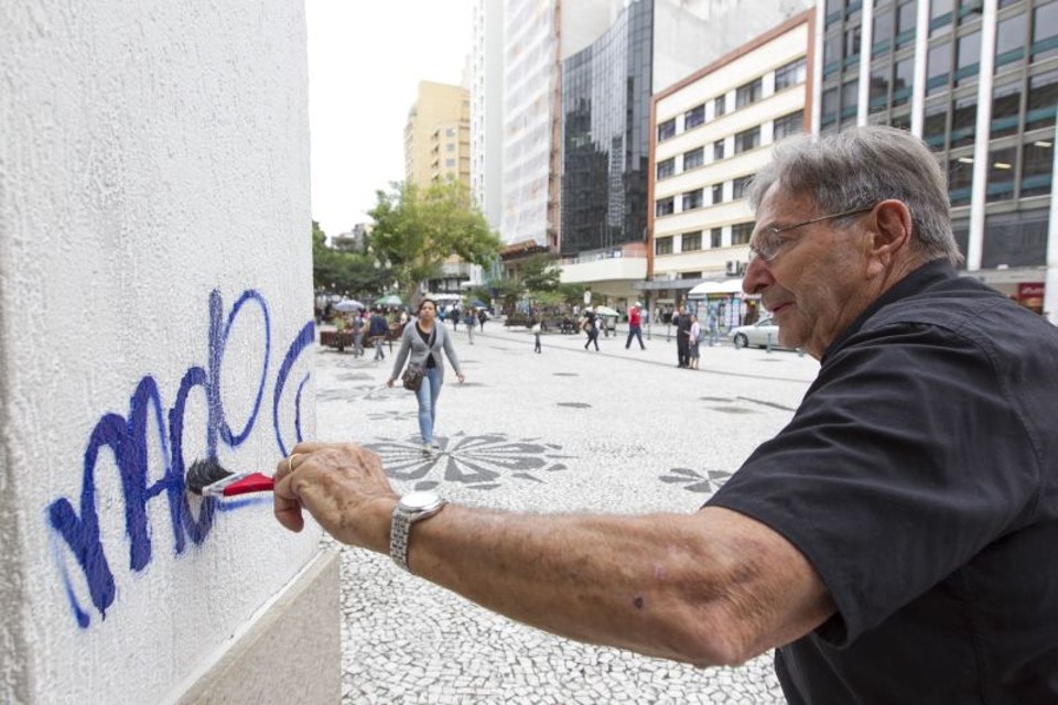 Paulo, de 84 anos, integra grupo de voluntários que está despichando o Centro de Curitiba | Diego Pisante/ Gazeta do Povo