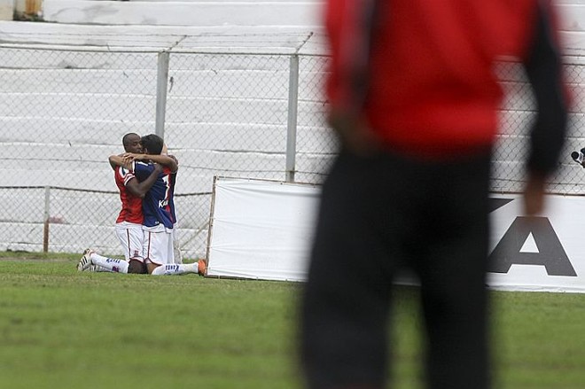 Reinaldo comemora com Luisinho o gol paranista contra o Atlético | 