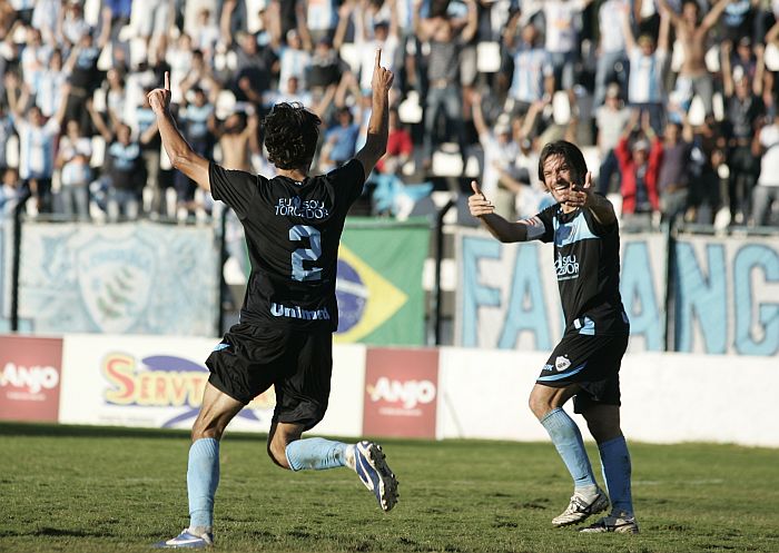 Maicon comemora com Germano o segundo gol do Tubarão na vitória sobre o Cianorte | Josué Teixeira / Gazeta do Povo