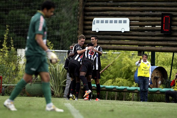 Jogadores do Atlético comemoram o primeiro gol, de Douglas Coutinho, na vitória sobre o Nacional | André Rodrigues / Gazeta do Povo