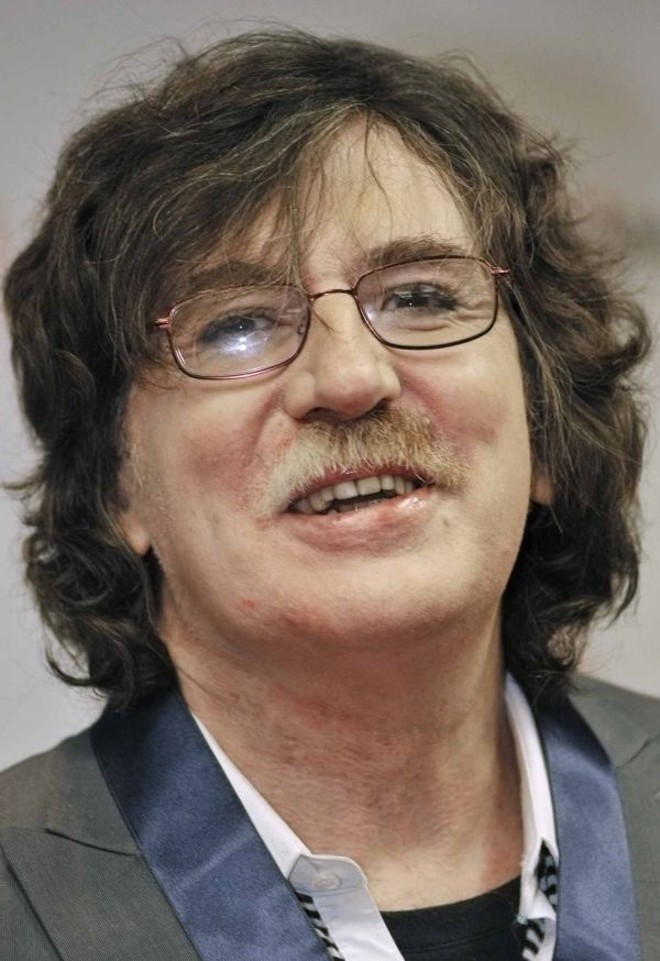 Charly García - Argentina - Se Spinetta é o Caetano Veloso da música pop argentina, Charly García é Gilberto Gil, de acordo com Gavin. O músico argentino começou a carreira nos anos 1960 e é um dos mais influentes do rock da América Latina, tendo liderado diversas bandas nos anos 1970 e 1980. Música: 