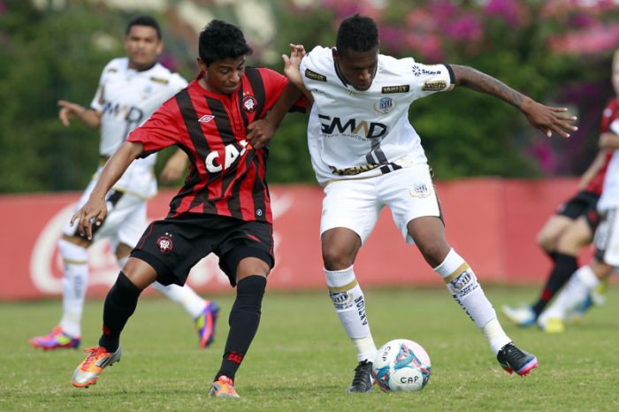 Volante Renato é um dos jogadores cujo contrato com o Atlético termina ainda em março | Henry Milléo / Gazeta do Povo