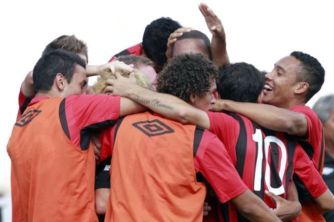 Jogadores atleticanos comemoraram o primeiro gol na vitória sobre o Operário, de Erwin |