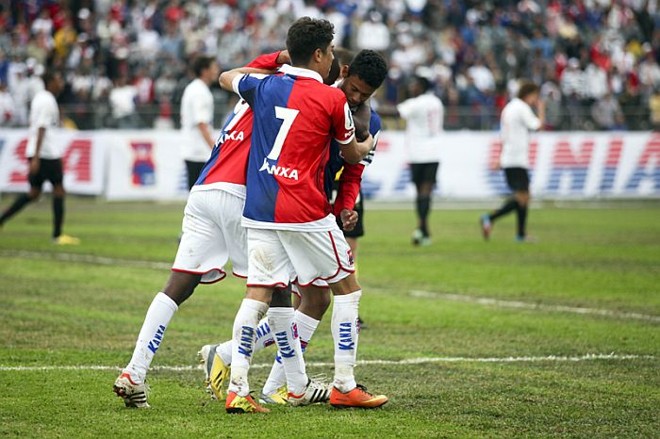 Paranistas comemora o gol de empate de Reinaldo contra o Atlético | 