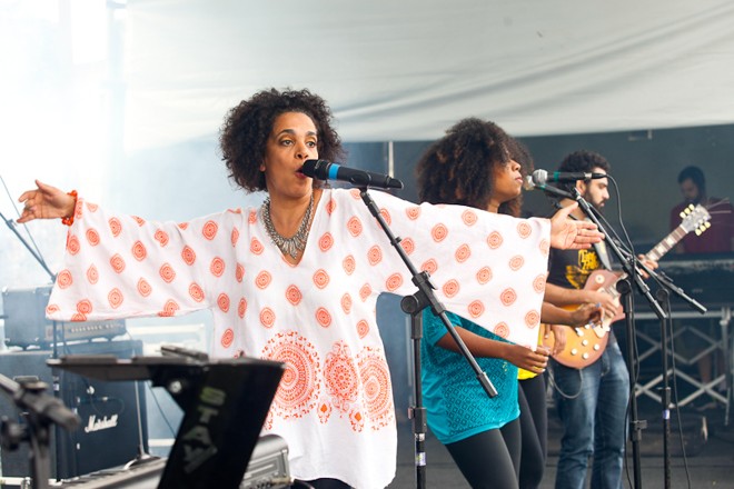 Kátia Drummond, vocalista do MUV, começou a apresentação parabenizando a cidade pelos seus 320 anos |