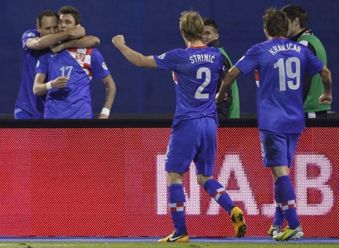 Jogadores croatas comemoram o gol de Mandzukic (17) que abriu o placar na partida contra a Sérvia | Antonio Bronic / Reuters