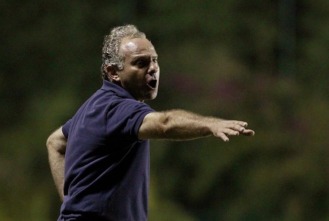 Técnico Toninho Cecílio orienta o Paraná diante do Operário | 