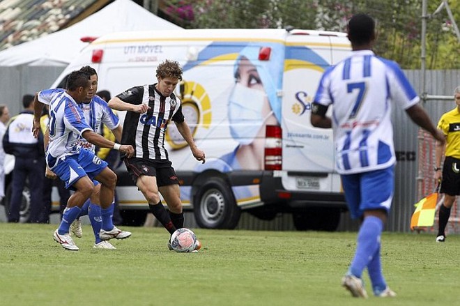 Renan Foguinho desarma jogada na vitória sobre o Nacional |