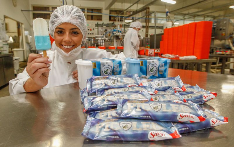 Luana Sávio, gestora de marketing responsável pelos picolés do Londrina: iguaria, a R$ 2, caiu no gosto da torcida | Daniel Castellano/ Gazeta do Povo