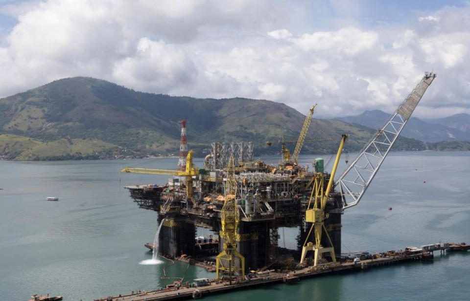 Plataforma de petróleo: veto de Dilma barra distribuição dos royalties de contratos já firmados, mas Congresso derrubou a medida beneficiando estados não produtores | Sérgio Moraes/Reuters