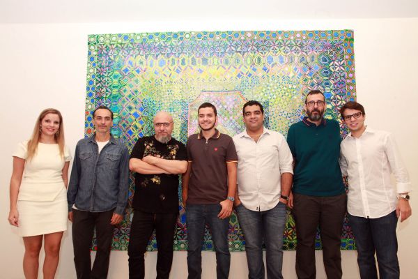 Artistas na parede -Os irmãos Laura e Guilherme Simões de Assis (nas pontas) com os artistas plásticos Luiz Zerbini, Efrain Almeida, Rodrigo Torres, o curador Marcelo Campos e Paolo Ridolfi (da esq. para a dir.) na abertura da exposição coletiva Fogo-fátuo, na SIM Galeria, quinta-feira passada | Rogério Theodorovy