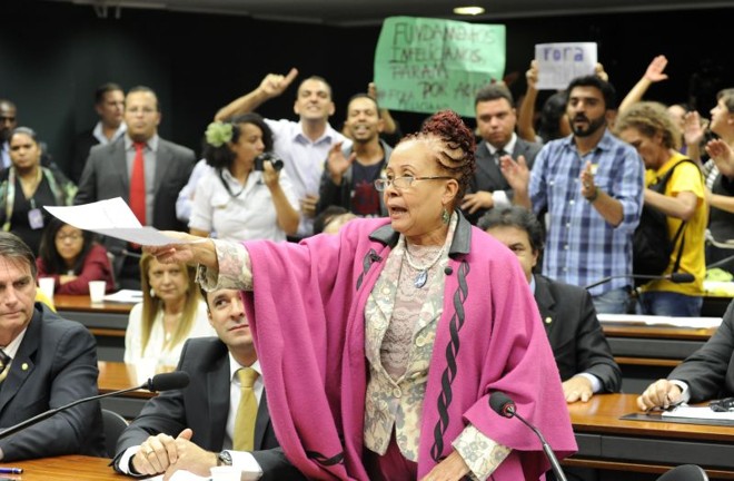A sessão discutiria os direitos humanos dos portadores de transtorno mental. Mas, depois de muito bate boca, após a saída do pastor, a reunião foi encerrada sem qualquer debate sobre o tema |