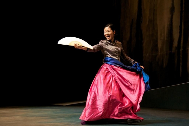 Cena do espetáculo "Pansori Brecht UKCHUK-GA" | Divulgação