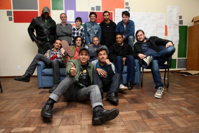 O diretor (à frente) com o elenco de Para os Incocentes.... |