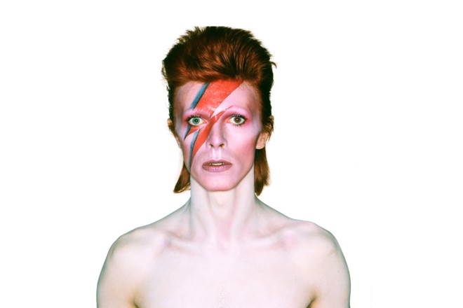 Foto para a capa do álbum Aladdin Sane, de 1973, concebida por Brian Duffy, com maquiagem icônica de Pierre La Roche |