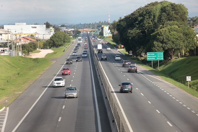 O fluxo de carros na BR-277, entre o Litoral do Paraná e Curitiba, é quatro vezes acima do normal no fim da tarde deste domingo |